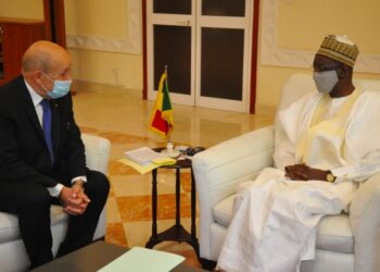 Le ministre français des affaires étrangères Jean-Yves Le Drian (G) en visite officielle avec le président par intérim du Mali Bah Ndaw (D) à Bamako, le 25 octobre 2020. (Présidence malienne via l'AFP)