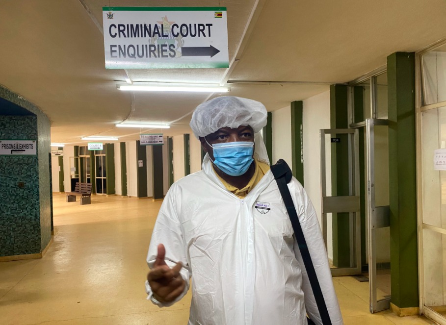 Le journaliste Hopewell Chin'ono arrive au tribunal de Harare le 9 janvier 2021, avec un équipement de protection personnelle complet, se plaignant de sa "persécution" continue. (Columbus Mavhunga/VOA) 