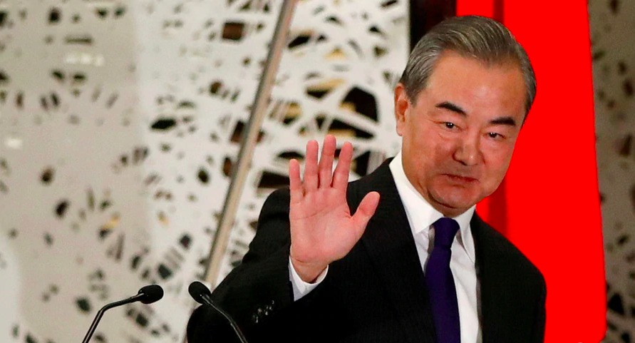Le conseiller d'État et ministre des affaires étrangères chinois Wang Yi salue en sortant d'une conférence de presse à Tokyo, au Japon, le 24 novembre 2020.