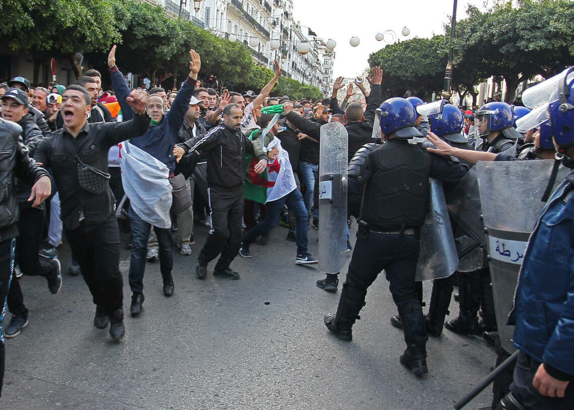Algérie : affrontements musclés entre manifestants et policiers