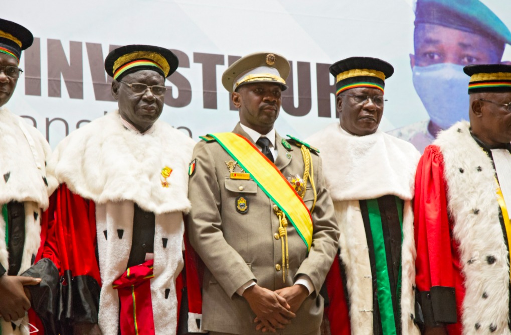 Le nouveau président malien par intérim, le colonel Assimi Goita, au centre, en compagnie de membres de la Cour suprême lors de sa prestation de serment à Bamako, le 7 juin 2021.