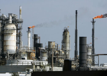 Galveston, UNITED STATES:  An oil refinery is pictured 22 September 2005 on Galveston Bay in Texas City, TX. Hurricane Rita threatens a large portion of the US oil and gas operations industry in the Gulf of Mexico and along the Texas coast just weeks after a devastating blow to the sector from Katrina. Oil producers and refiners were attempting to secure their facilities in the face of a storm that threatens about 27.5 percent of the industry, said Red Cavaney, president of the American Petroleum Institute.   AFP PHOTO/Robert SULLIVAN  (Photo credit should read ROBERT SULLIVAN/AFP/Getty Images)