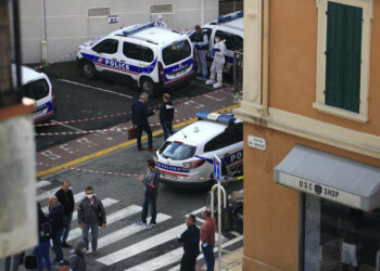Cannes le 08/11/2021 commissariat central de Cannes. 
Deux policiers ont été attaqué à l’arme blanche dans la matinée.  Le véhicule Peugeot Partner à l'angle de la rue Edith Cavell dans laquelle aurait été attaqué les policiers. Des Agents de la police scientifique procedent aux constatations.